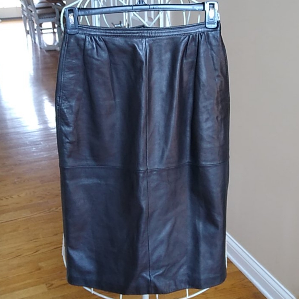 Exquisite Valentino Leather Skirt - Picture 2 of 16